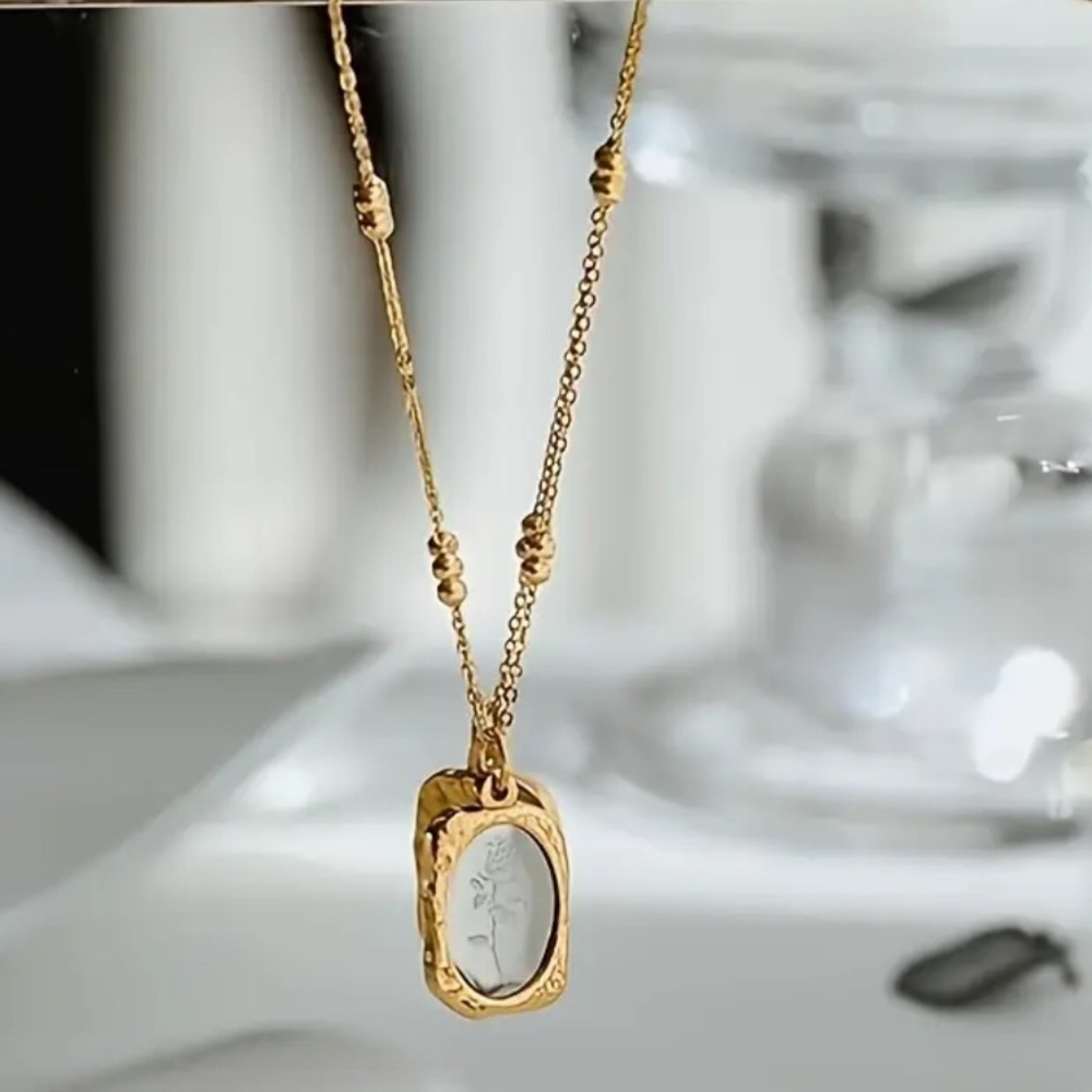 High-end Quality: Exquisitely Rose Mirror Titanium Steel Retro Pendant Necklace